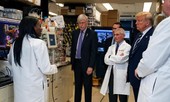 Dự án vắc-xin COVID-19: Điều bất ngờ tháng 10 cho Tổng thống Donald Trump