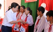 Trung ương Đoàn, Hội Đồng đội Trung ương tặng quà cho trẻ có hoàn cảnh khó khăn