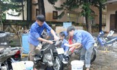 Bạn trẻ vùng cao rửa xe gây quỹ Trung thu cho trẻ em nghèo