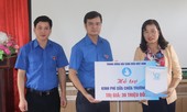 TƯ Đoàn thăm, tặng quà học sinh, sinh viên và người dân vùng lũ