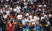 Salah bị ném cúp nhựa vì hành vi trêu tức CĐV Tottenham