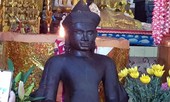 Người dân hiếu kỳ cúng bái bức tượng bằng đá được tìm thấy dưới ruộng