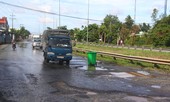 Nhiều đoạn trên Quốc lộ 1A về miền Tây bị hư hỏng nặng sau đợt triều cường