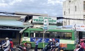 Xe buýt lao thẳng tiệm thuốc tây, nhiều người hoảng loạn bỏ chạy