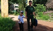 Nhìn dân khổ, bộ đội không đành lòng