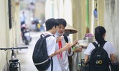 Hàng ăn vặt bủa vây cổng trường: Khó quản?