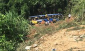 Xe khách lao xuống vực ở Kon Tum: Cắt xe đưa nạn nhân ra ngoài