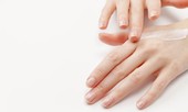 Chuyên gia giải đáp việc phun cồn, dùng đèn tia cực tím 'diệt chết' Covid-19