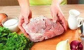 Những cách rã đông thịt 'chết người' nhiều bà nội trợ Việt vẫn làm hàng ngày