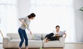 Cưới được vợ trẻ đẹp, chồng thẳng tay hành hạ vì 'tội làm cao' khi yêu