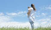 Qua khe cửa, câu chuyện giữa chồng và cô hàng xóm làm mẹ đơn thân khiến tôi ngã quỵ