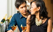 Nghe trai trẻ 'rót mật', quý bà 'dâng sạch' cả tình lẫn tiền