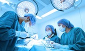 Bé trai 12 tuổi nguy kịch vì bị que đâm xuyên cổ