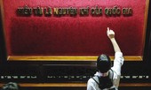 Sĩ tử viết chữ ảo lên bảng vàng ở Văn Miếu -Quốc Tử Giám cầu may