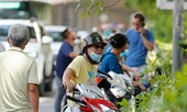 Phụ huynh học sinh đứng giữa làn đường chờ con thi