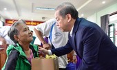 Dân nghèo Huế bất ngờ nhận quà Tết trước ngày rời Thượng thành