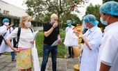 Hai người Anh cùng chuyến bay với bệnh nhân COVID -19 thứ 17 xuất viện