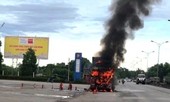 Ô tô đầu kéo bốc cháy ngùn ngụt ngay sát trạm xăng ven quốc lộ 1