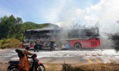 Xe giường nằm bốc cháy dữ dội, đoàn người hốt hoảng chạy thoát thân