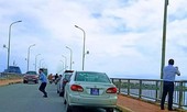 Đoàn xe biển xanh dừng trên cầu Nhật Lệ, Thứ trưởng Bộ Xây dựng xin lỗi người dân
