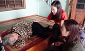Giúp đỡ nhiều dân nghèo, ân cần thăm hỏi các gia đình có người mất do lũ