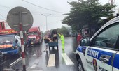 Đội mưa tiếp tế cơm, bánh mì cho tài xế, hành khách bị kẹt do bão số 9