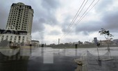 Gió giật mưa lớn, đường sá tại Huế không bóng người
