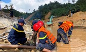 Xem lực lượng cứu hộ hút cạn dòng Rào Trăng, lật đất, bới đá tìm người mất tích