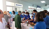 Đoàn thanh niên tặng khẩu trang cho người dân phòng dịch Covid-19