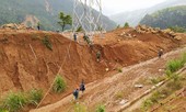 Gùi lương thực, vượt rừng khẩn cấp tiếp tế 3.000 hộ dân bị cô lập ở Quảng Nam