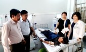 Báo Tiền Phong trao quà Tết cho bệnh nhân nghèo ở Cà Mau