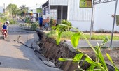 'Lạnh gáy' với mặt đường nứt toác, sâu hun hút ở Cà Mau