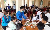 Áo xanh tình nguyện che chở thí sinh miệt U Minh Hạ