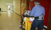 Trường học có người nhiễm virus corona, còn mỗi bác lao công cần mẫn dọn vệ sinh