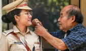Bức ảnh nghẹn ngào: Cha già ngắm những ngôi sao trên đồng phục cảnh sát của con gái