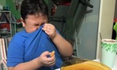 Cậu bé òa khóc sung sướng khi được ăn gà rán sau mấy tháng giãn cách xã hội