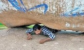 “Tảng đá thần kỳ” chữa đau lưng ở Ấn Độ, với một vết lõm vừa đủ một người chui vào
