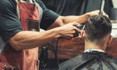 Tiệm làm tóc ở Ấn Độ dùng cây kéo bằng vàng thật để cắt cho khách hàng sau đại dịch