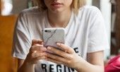 Netizen tranh cãi quanh việc hội bạn nấp trong phòng để xem cô bạn thân “đá” người yêu