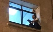 Nghẹn ngào hình ảnh con trai trèo lên cửa sổ phòng cấp cứu, tạm biệt mẹ lần cuối cùng