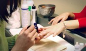 Đến tiệm làm móng tay xong xuôi mới thông báo bản thân đang dương tính với SARS-CoV-2