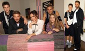 Vì “lỗi thời trang” này mà David Beckham bị các fan chê là lôi thôi khi đến dự show của vợ