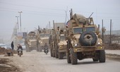 Dân thường Syria ném đá đoàn xe quân sự Mỹ