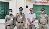 Du khách Mỹ bị bắt vì bôi nước bọt lên tiền ở Campuchia