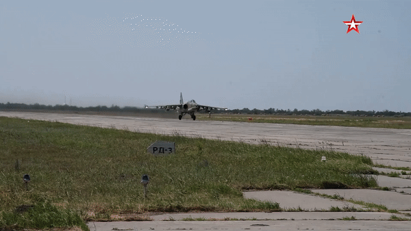 Dàn Su-25 tập dượt mừng 75 năm Chiến thắng Chiến tranh Vệ quốc vĩ đại