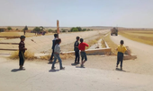 Xe bọc thép của đội tuần tra Mỹ bị trẻ em Syria ném đá xua đuổi