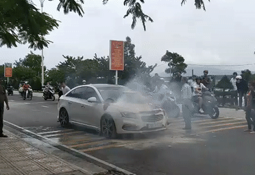 Kinh hãi cảnh ô tô 4 chỗ bốc cháy dữ dội trên đường phố Nha Trang