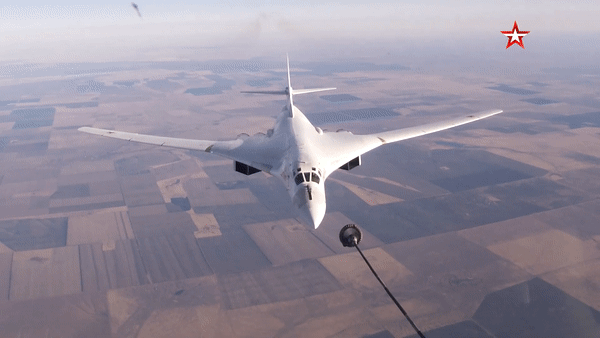Thót tim xem 'thiên nga trắng' Tu-160 tiếp nhiên liệu trong điều kiện cực khó