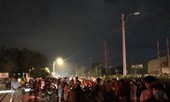 Bất chấp 'cách ly toàn xã hội', dân đổ xô đi xem cháy xưởng