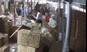 Kinh hoàng clip người phụ nữ bị chồng cũ dùng gậy đánh tới tấp vào đầu